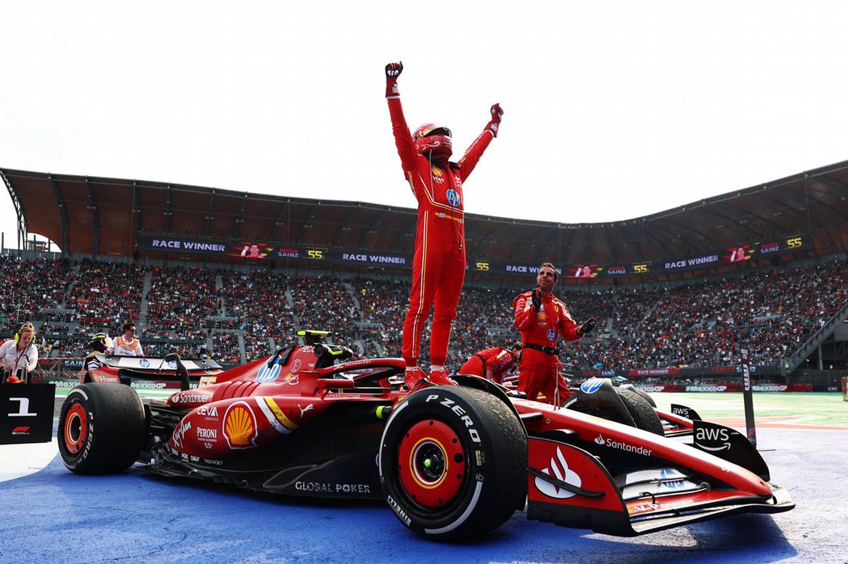 FOTO: Sainz ganó y Ferrari sube a dar pelea por la corona de constructores