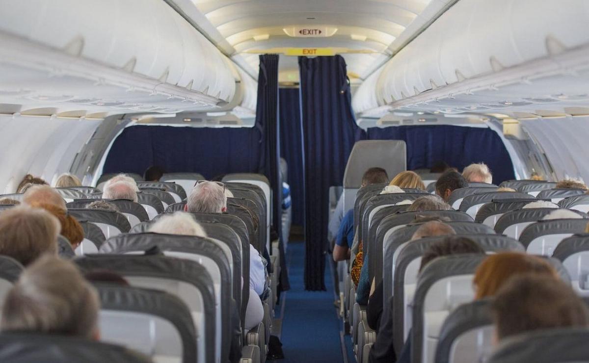 El médico actuó en pleno vuelo.