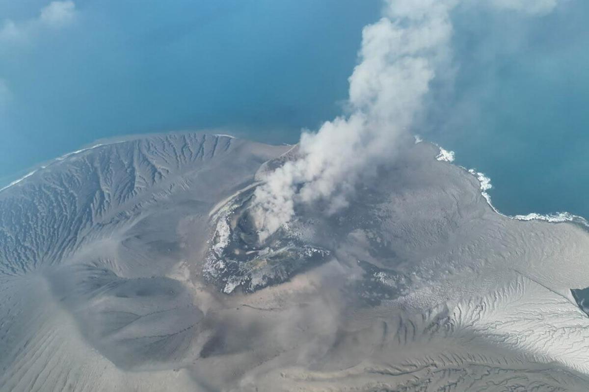 Se reanudan vuelos en Yakarta tras erupción del volcán Anak Krakatoa