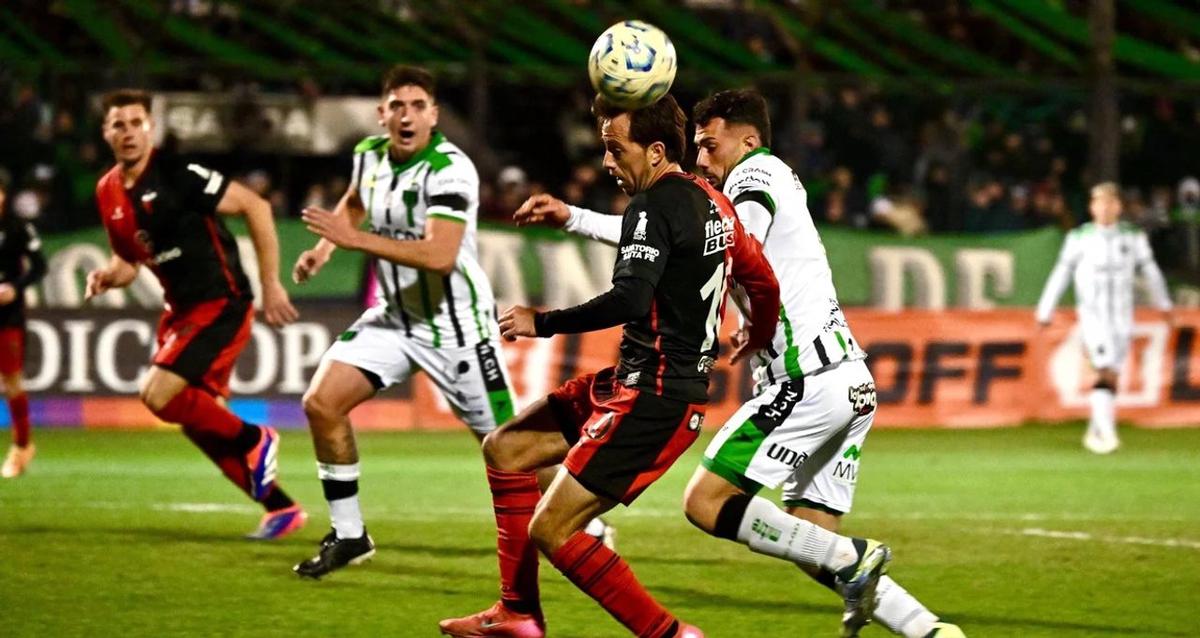 Disputa de la pelota entre Christian Bernardi y Franco Cortés, en el triunfo de Nueva Chicago.