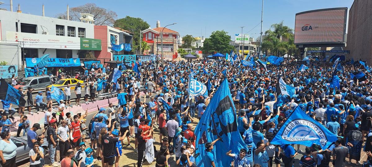 FOTO: Banderazo de Belgrano antes del clásico. 