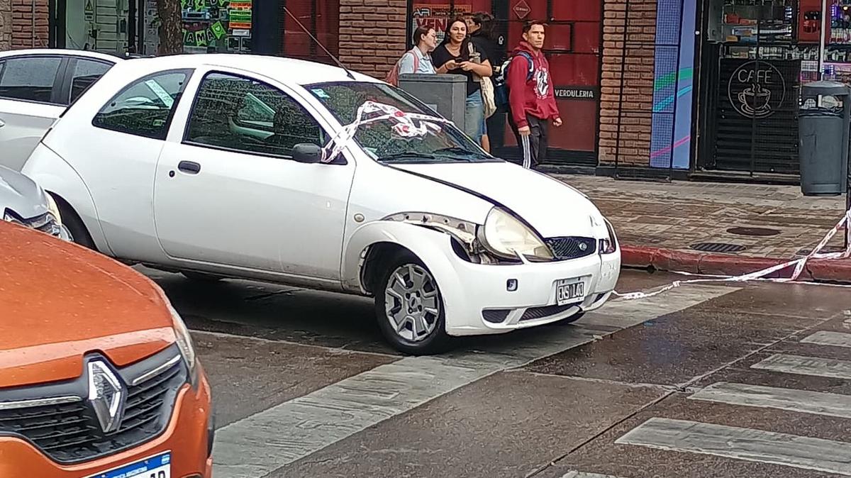 Choque y vuelco en pleno centro de Córdoba. (Foto: Gonzalo Carrasquera/Cadena 3)