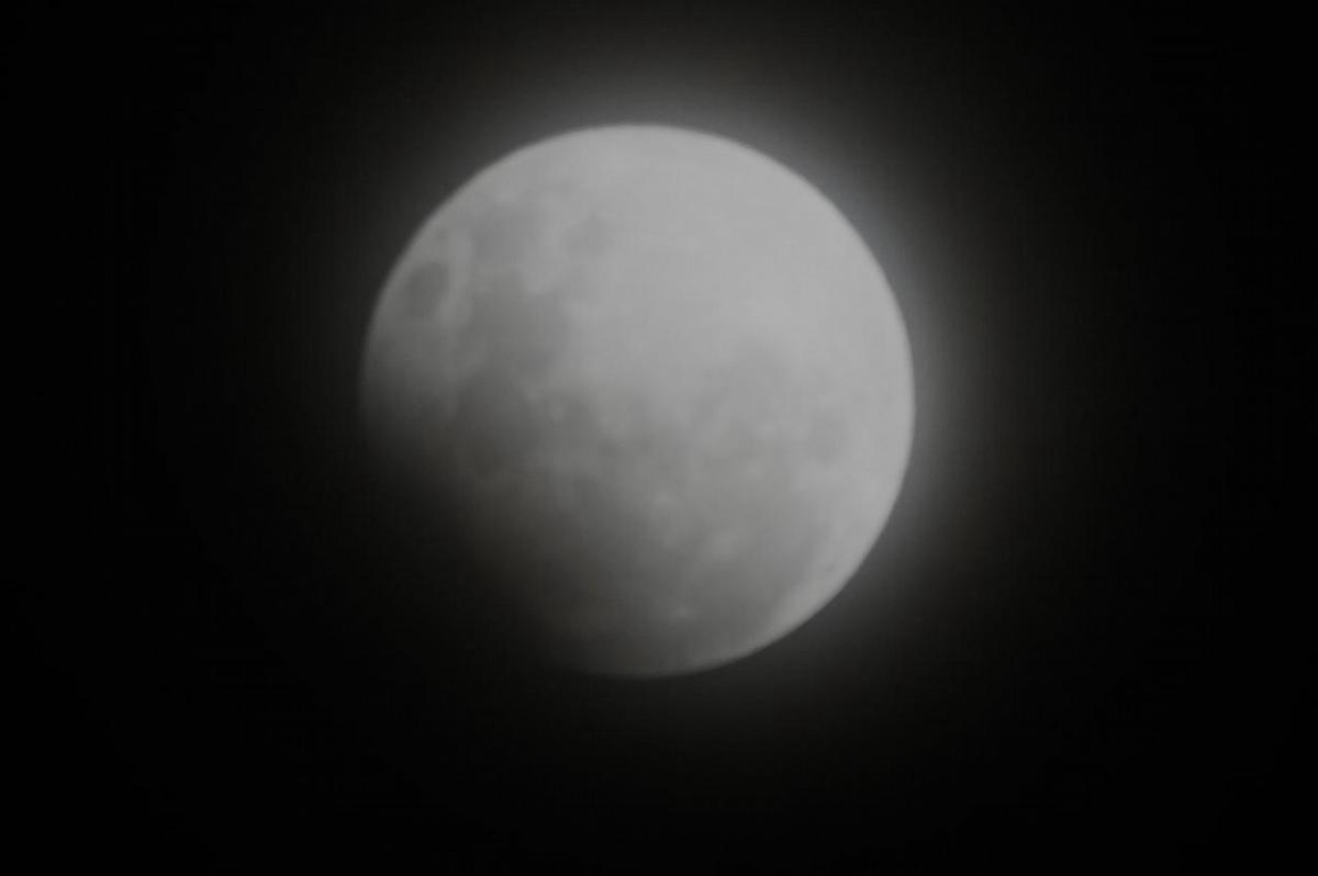 FOTO: Así se veía la Luna en Córdoba a las 23.35 de este martes (Foto: Daniel Cáceres).