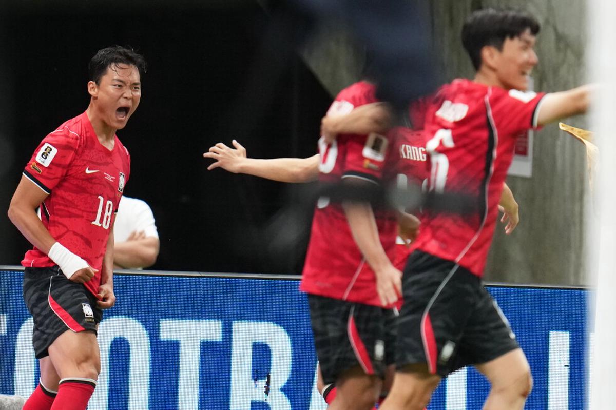 Hwang In-beom brilla y Corea del Sur remonta para superar 2-1 a República Checa en el Mundial