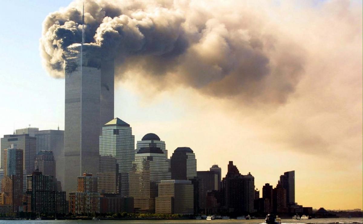 FOTO: Las torres gemelas arden tras el impacto de los aviones. (NA/Agencias)