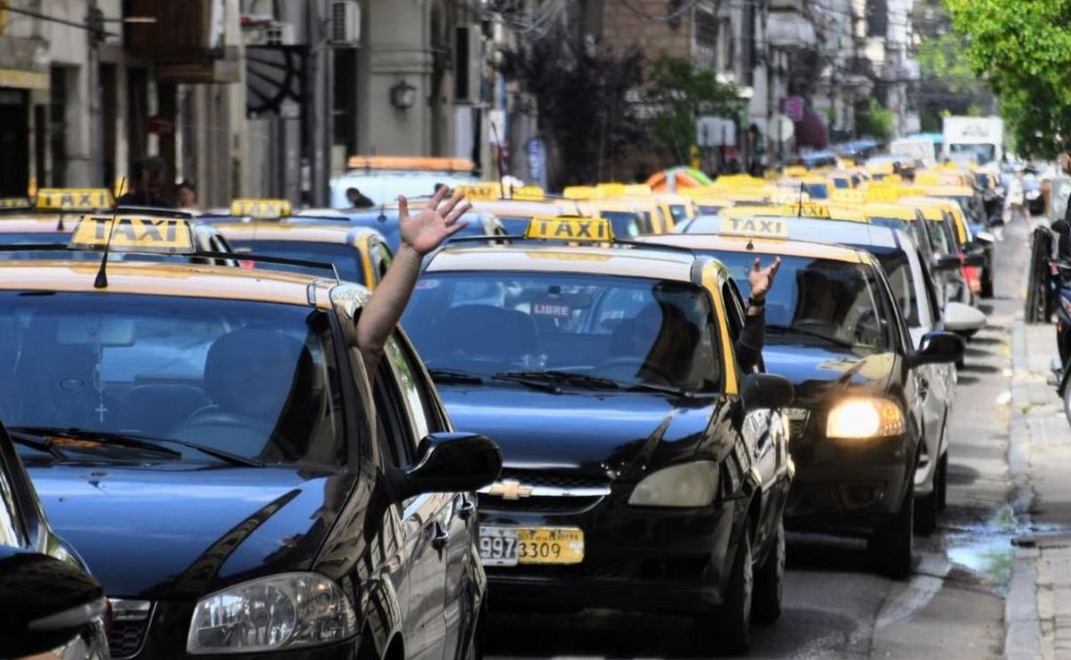 Taxistas buscan alternativas en Rosario.