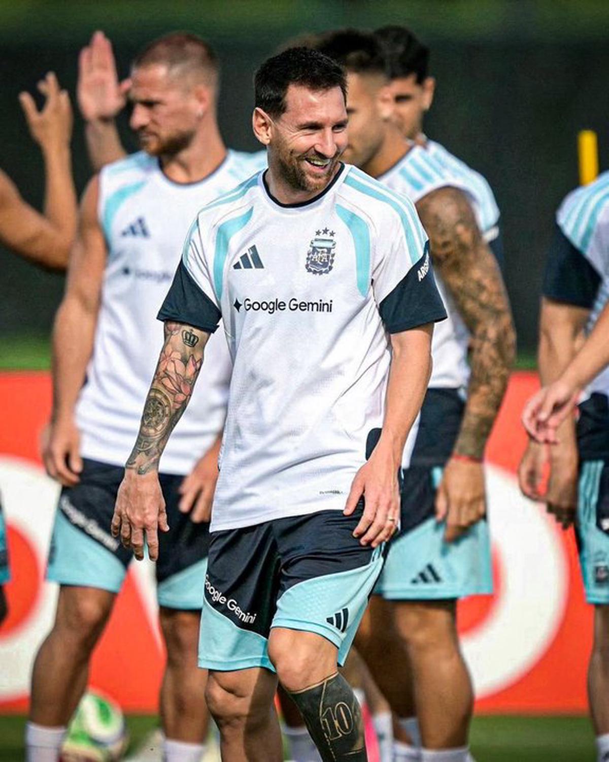Lionel Messi, sonriente durante el entrenamiento del combinado nacional.
