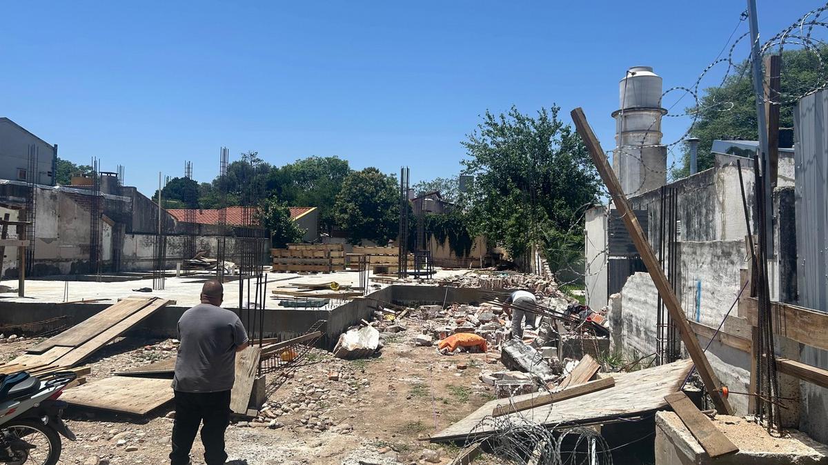 FOTO: Tres obreros heridos al ser aplastados por una pared en Córdoba.