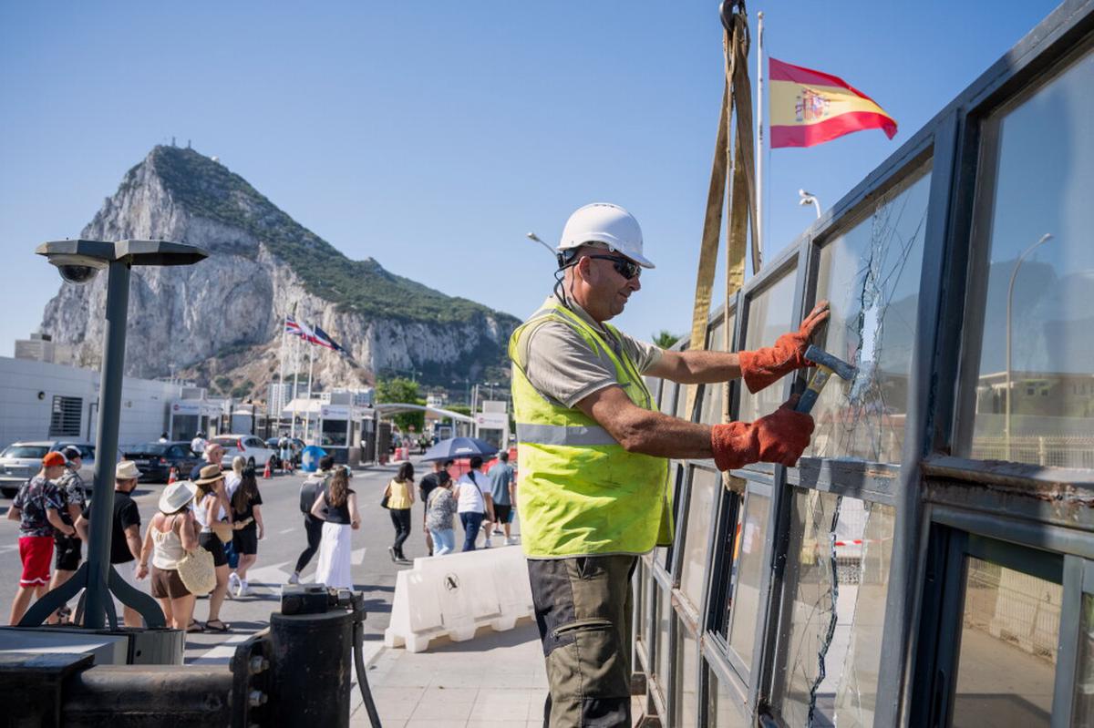 Gibraltar inicia una nueva era con el retiro de la valla fronteriza con España