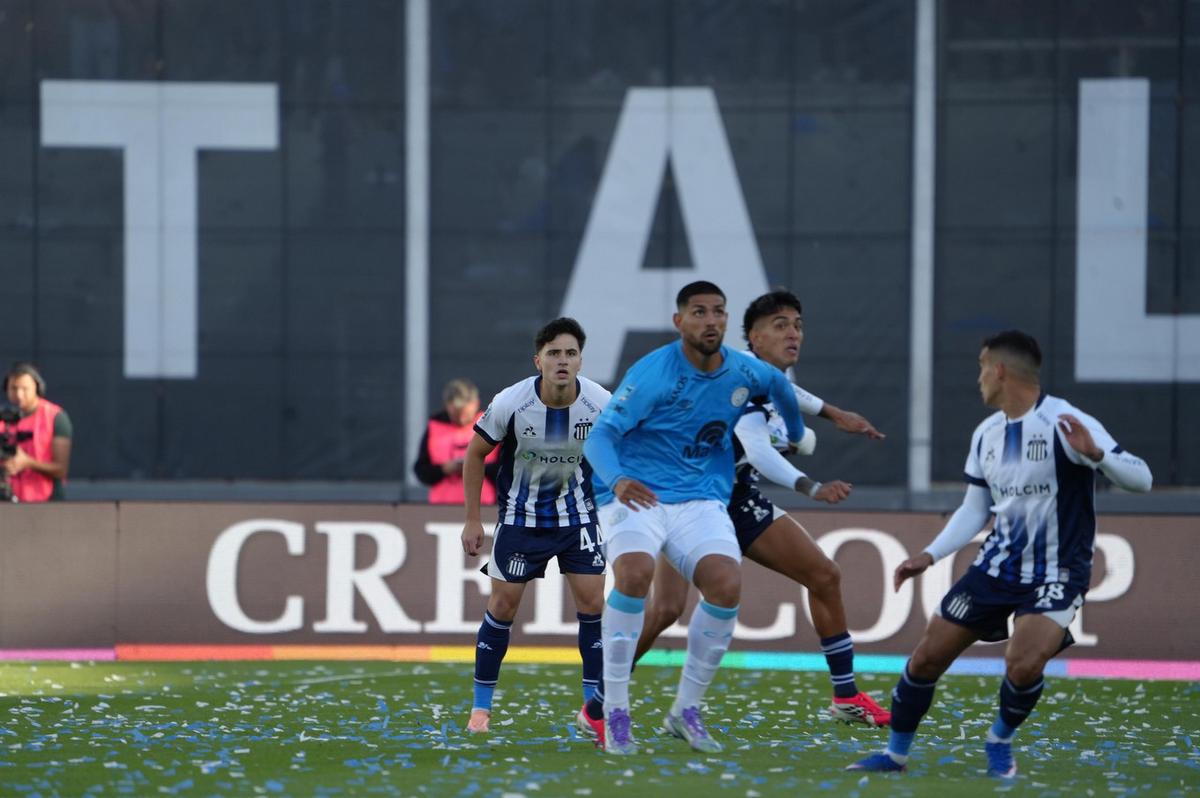 Talleres y Belgrano animan un clásico disputado en el Kempes. (Foto: Daniel Cáceres).