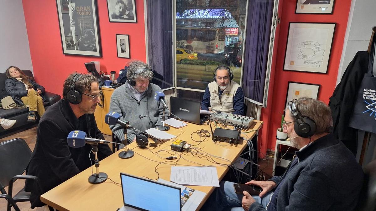 Chema Forte (der.), dialogando con Guillermo Franco (izq.) y Alejandro Mareco.