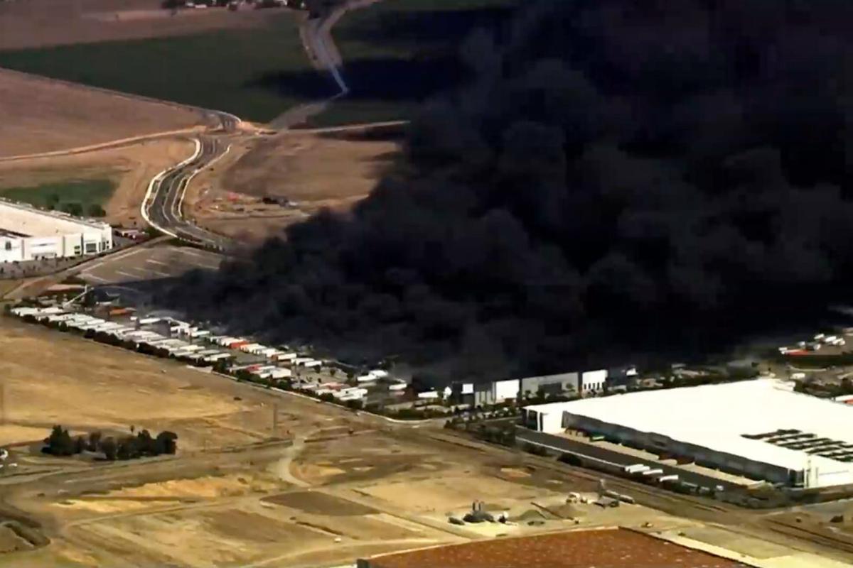 Incendio en almacén de California arde por 3er día y causa alertas por mala calidad del aire