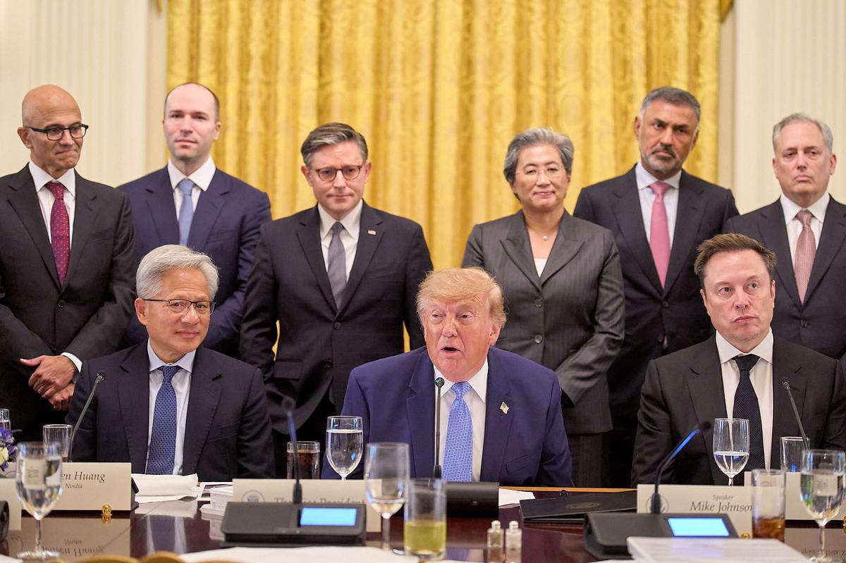 Fundadores de empresas de IA y capitalistas de riesgo celebran exhorto de Trump a la autorregulación