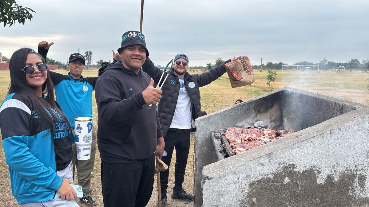 Un grupo de fanáticos cordobeses recorre kilómetros para alentar a Belgrano