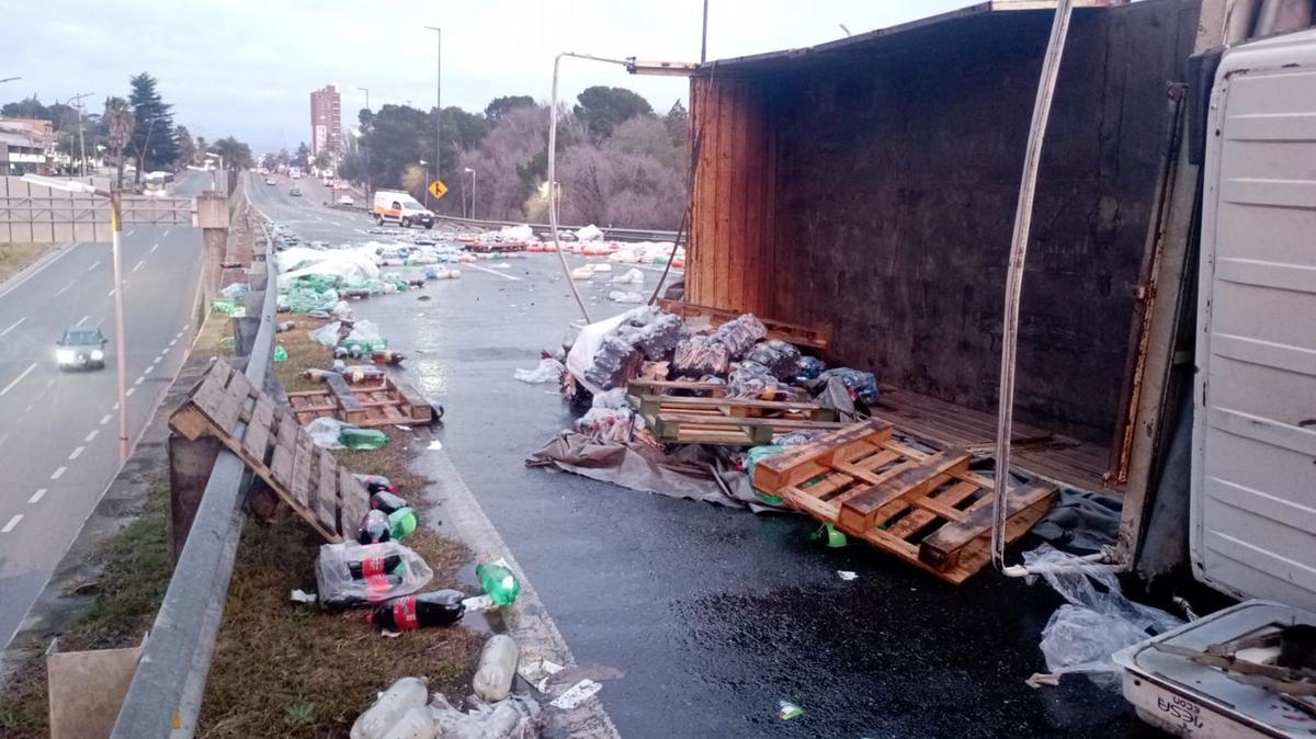 Un camión volcó esta mañana, generando importantes demoras