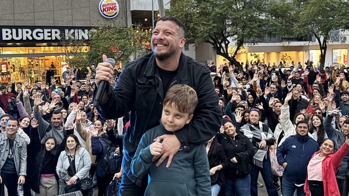 Damián Córdoba sorprendió en el Buen Pastor con un show gratuito