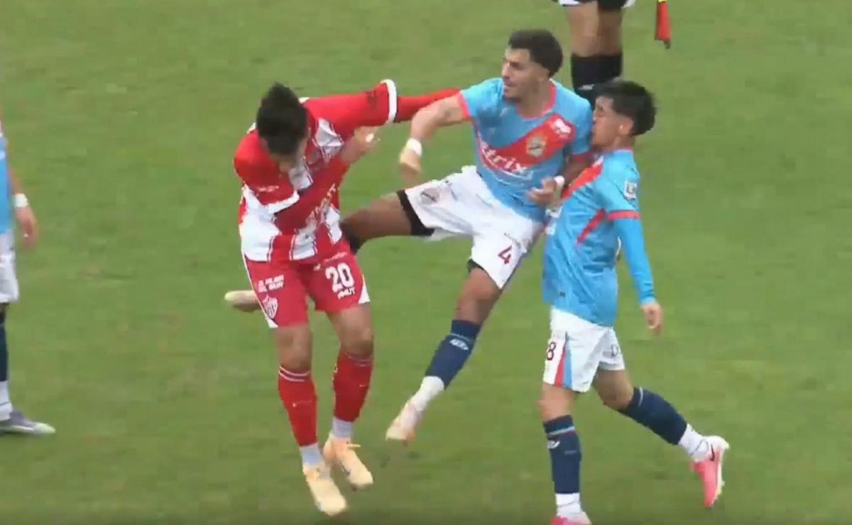 Arsenal y Talleres de Escalada terminaron a las trompadas. (captura de TV)