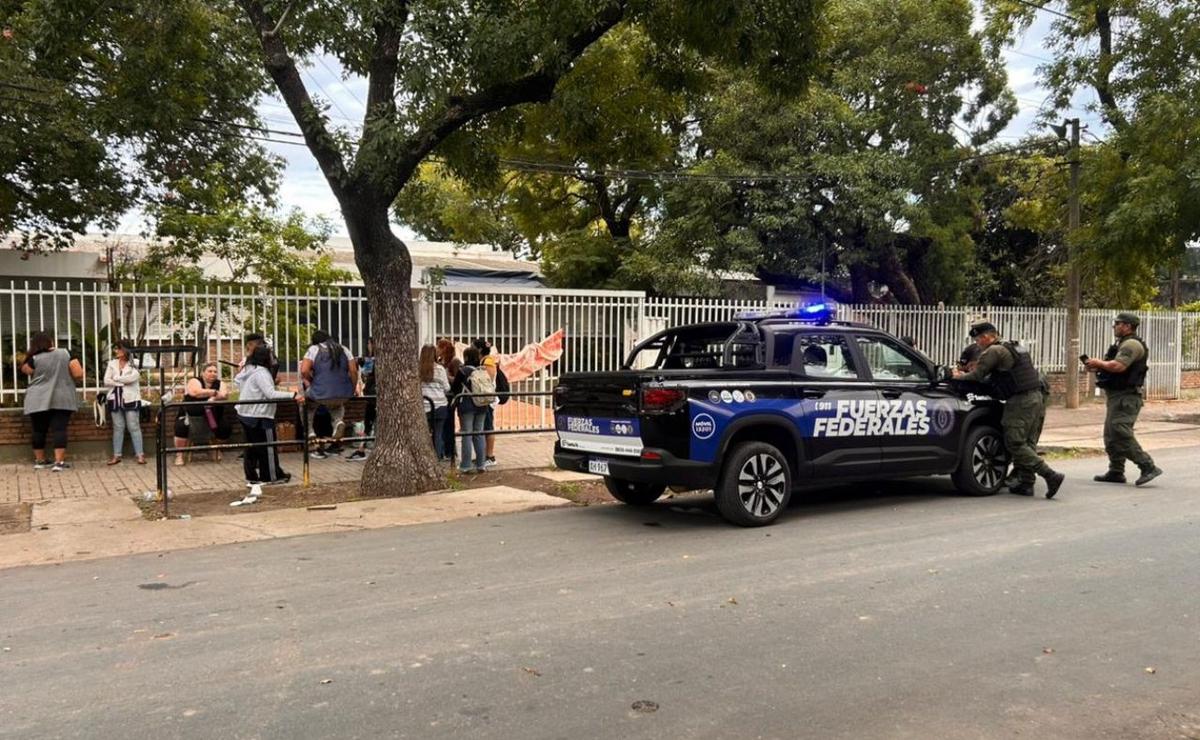 Fuerzas federales y docentes en la escuela amenazada.