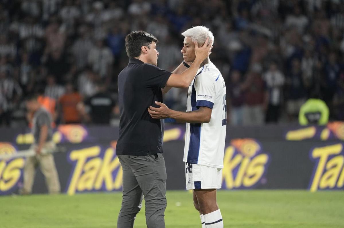 FOTO: El desconsuelo de los jugadores de Talleres tras quedarse con las manos vacías.