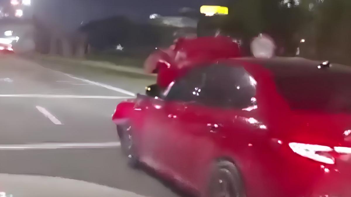 Conductor circula por la Panamericana con el capot levantado y genera sorpresa