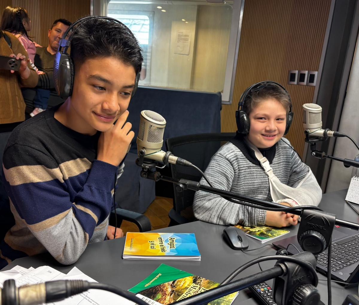 Hernán y Noah Barrera Rojas, los pequeños hermanitos escritores.