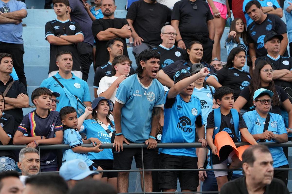 Los hinchas de Belgrano, dolidos tras la eliminación en Alberdi.