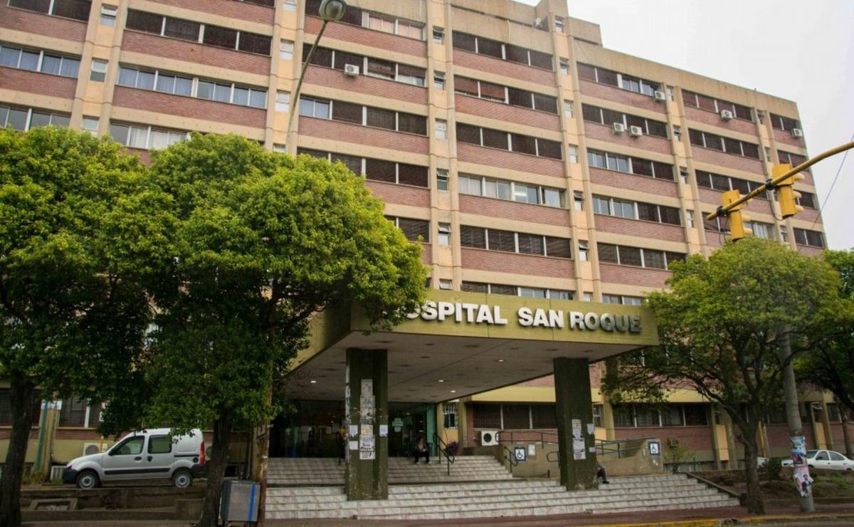 Tiene 17 años, fue baleado en barrio Yapeyú y está grave en el Hospital San Roque.