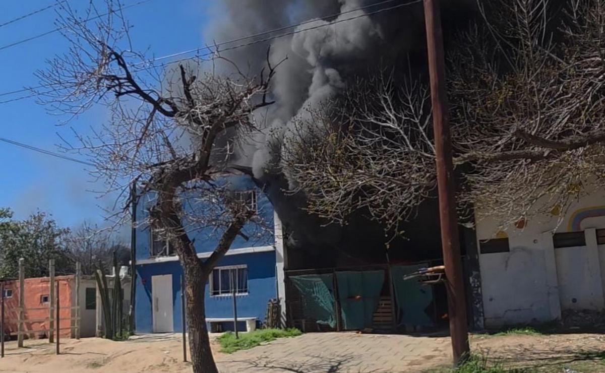 Incendio en barrio Palmar: bomberos extinguieron el fuego en 10 departamentos.