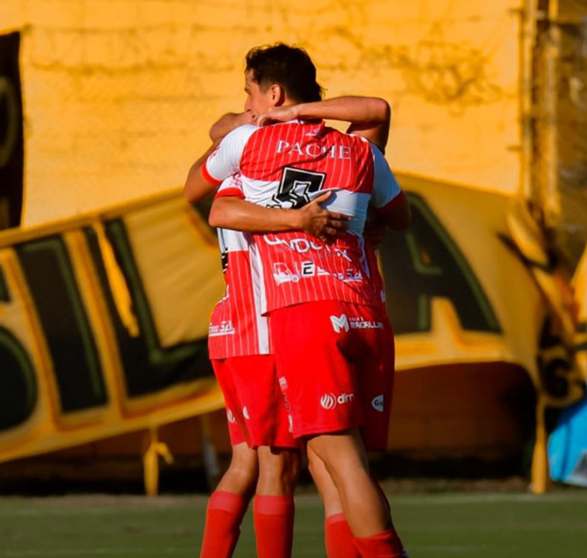 Jugadores de Deportivo Morón festejan uno de los goles ante Mitre de Santiago del Estero.