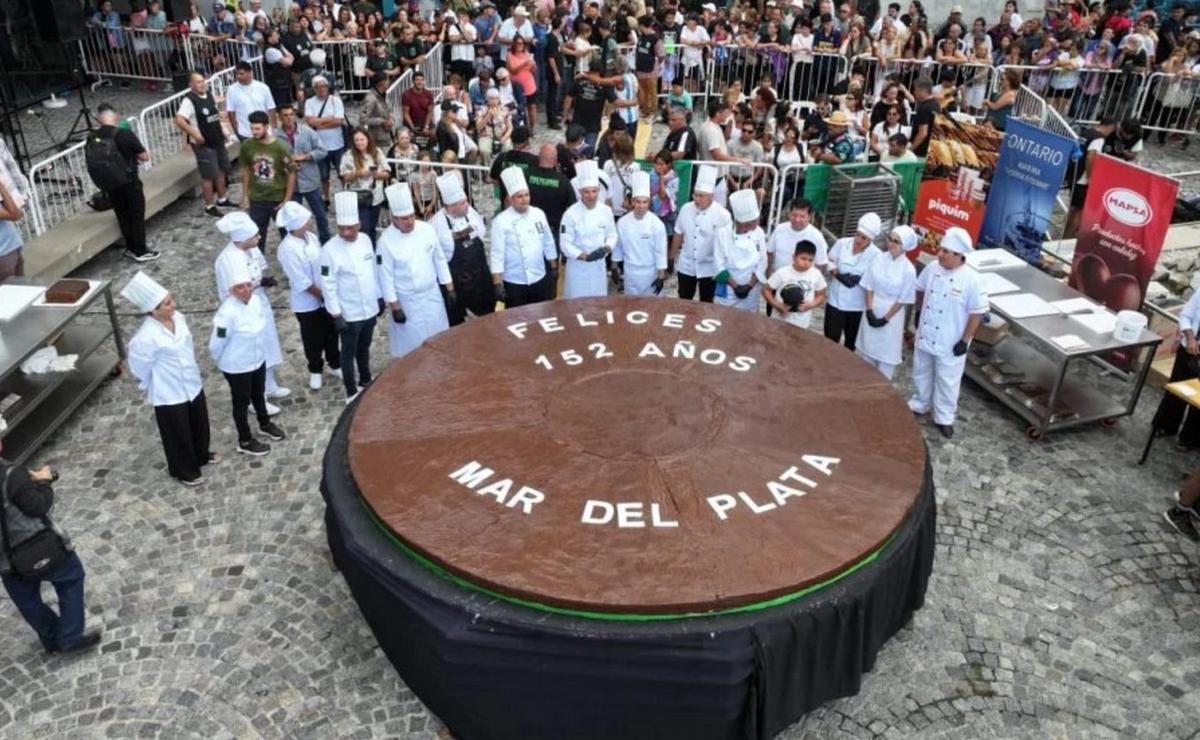 Mar del Plata celebró su aniversario con un alfajor gigante.