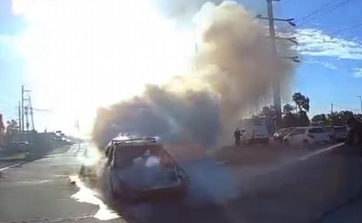 Se incendió un auto en avenida Jorge Newbery al 7300, en Rosario.