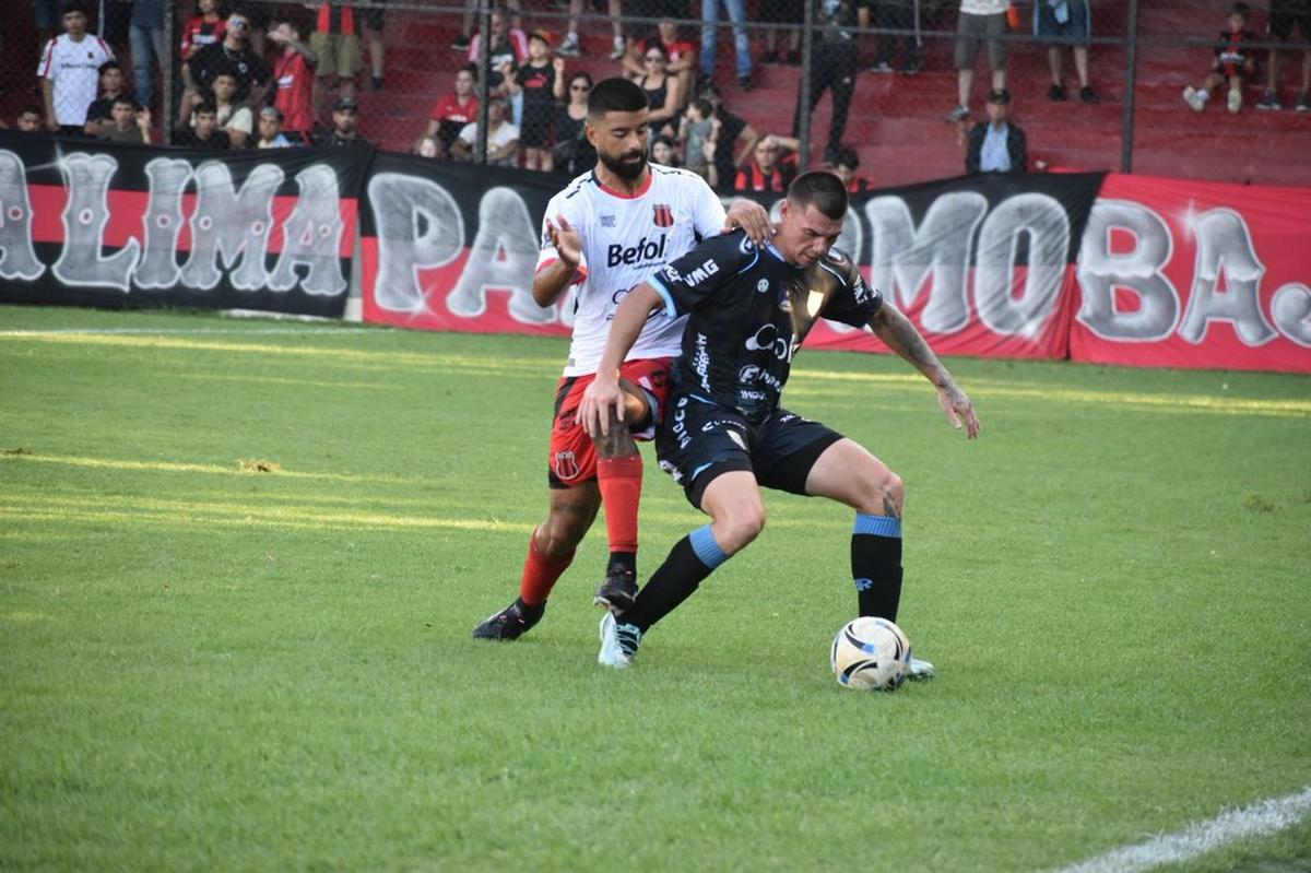 Ambos quedaron a un punto de los respectivos líderes de cada zona.