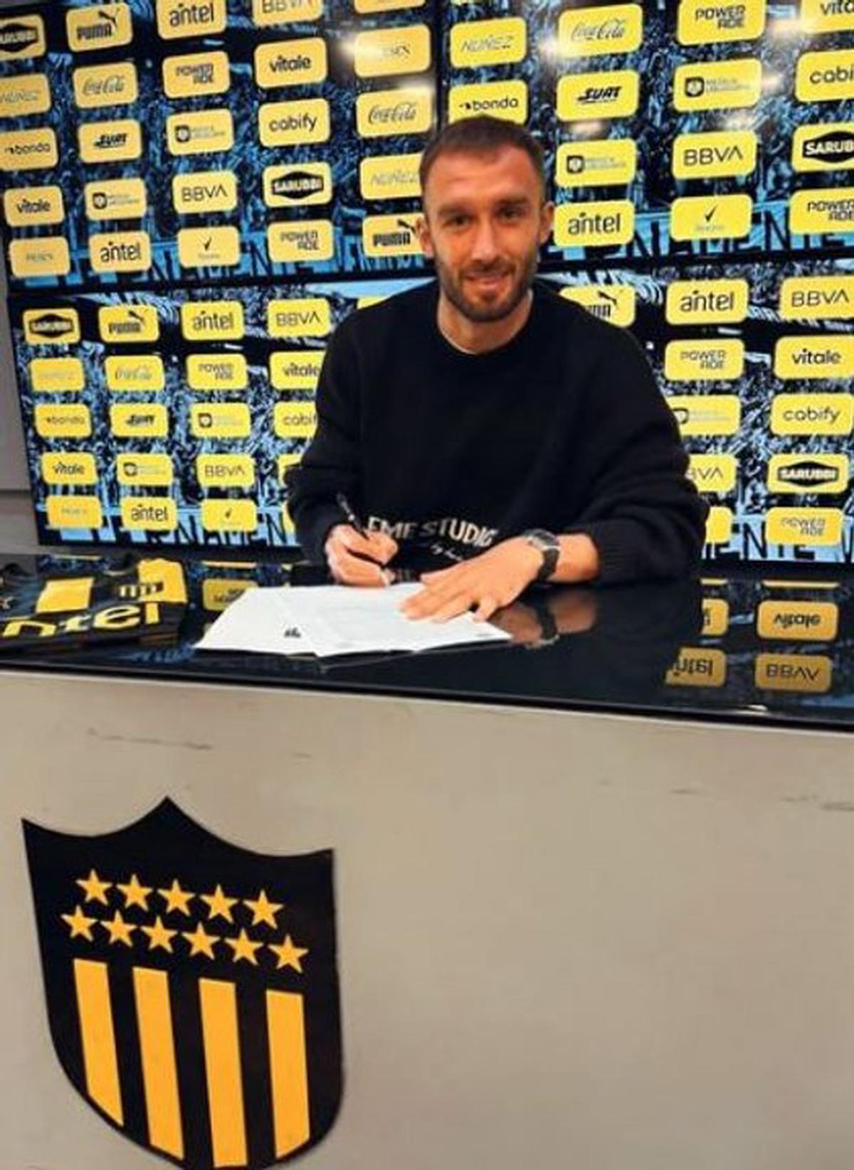 Germán Pezzella firma contrato con Peñarol.