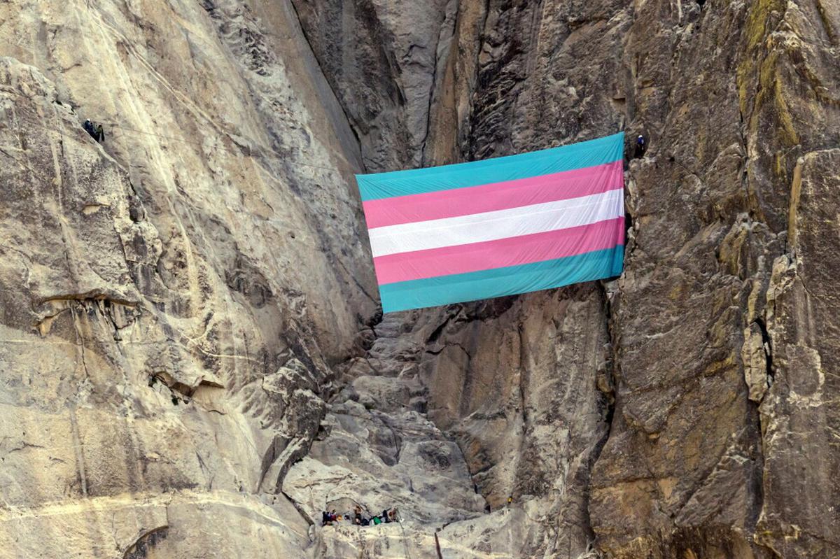 Desestiman demanda de guardabosques de Yosemite despedido por colgar bandera trans