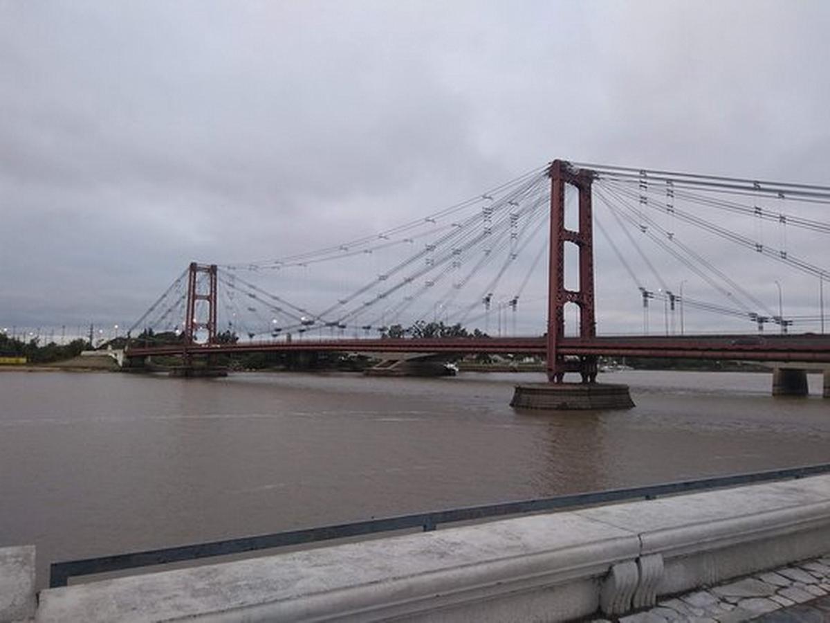 Investigan ataque a tiros a dos jóvenes en costanera cerca del puente colgante