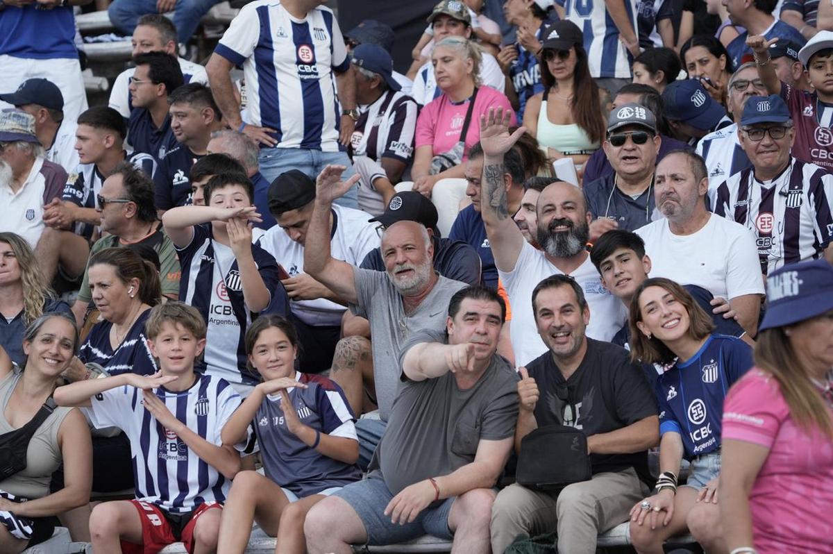 FOTO: Los hinchas albiazules, en una jornada única (foto: Daniel Cáceres).