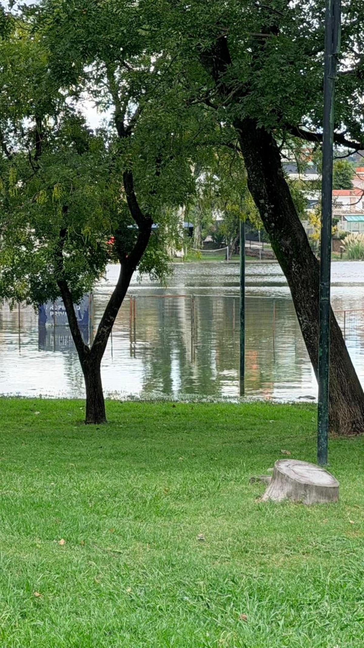 Fuerte crecida del dique San Roque en Carlos Paz.