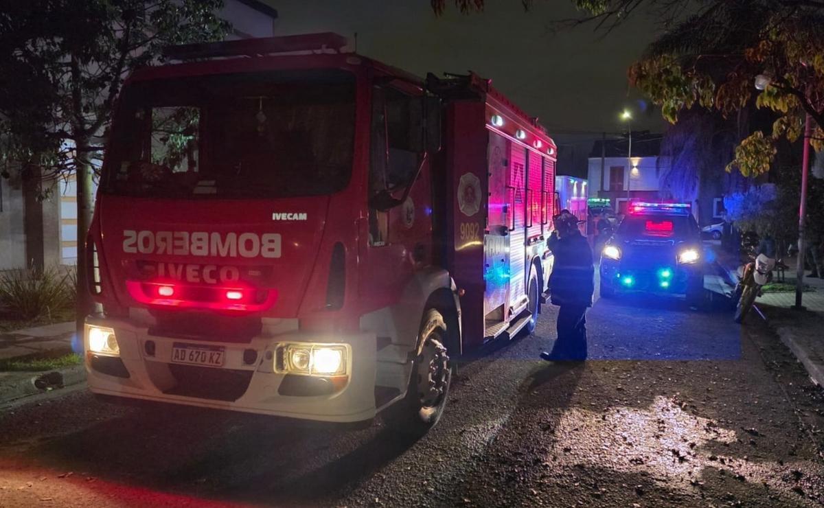 Bomberos trabajó en el lugar del incendio fatal.