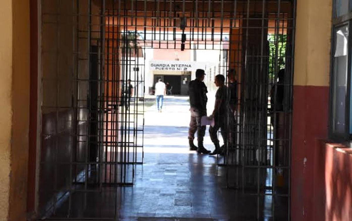 Detienen a agente penitenciario en La Rioja por presunto ingreso de drogas y celulares