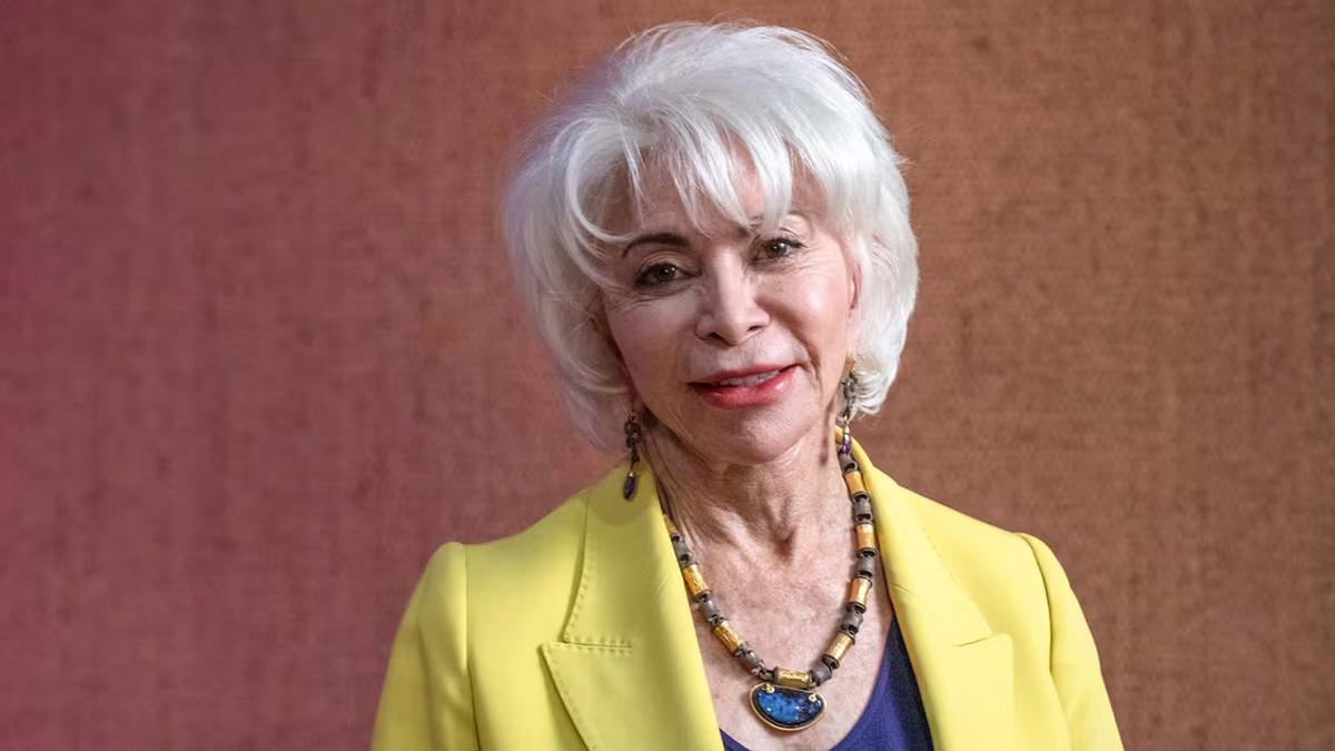 Isabel Allende tiene 83 años, desde 2004 es miembro de la Academia Estadounidense de las Artes y las Letras y obtuvo el Premio Nacional de Literatura de Chile en 2010.