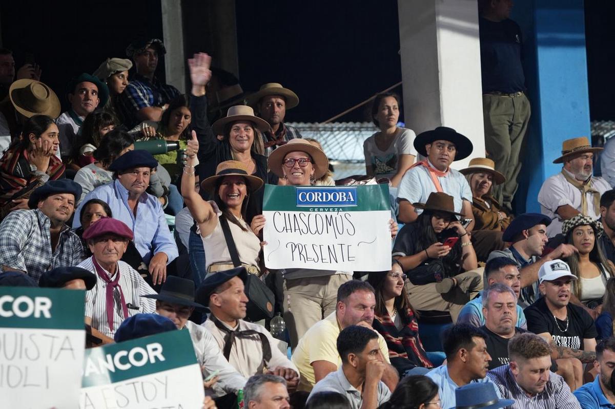 FOTO: Los asistentes disfrutan de una nueva noche festivalera. 