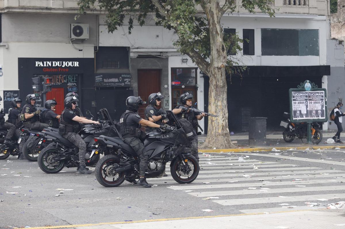 Tensión en las afueras del Congreso mientras se debate la reforma. (Foto: NA)