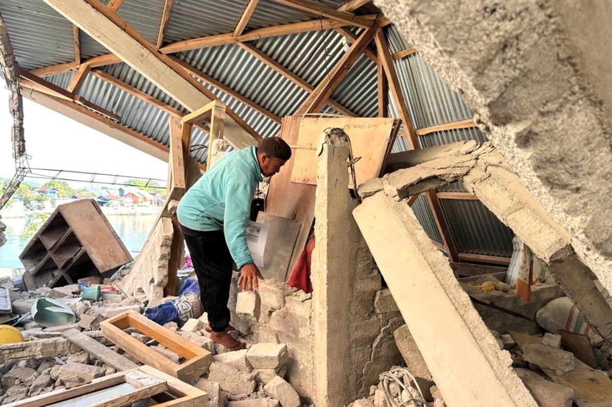Comercios reabren tras el sismo que dejó miles de desplazados en el este de Indonesia