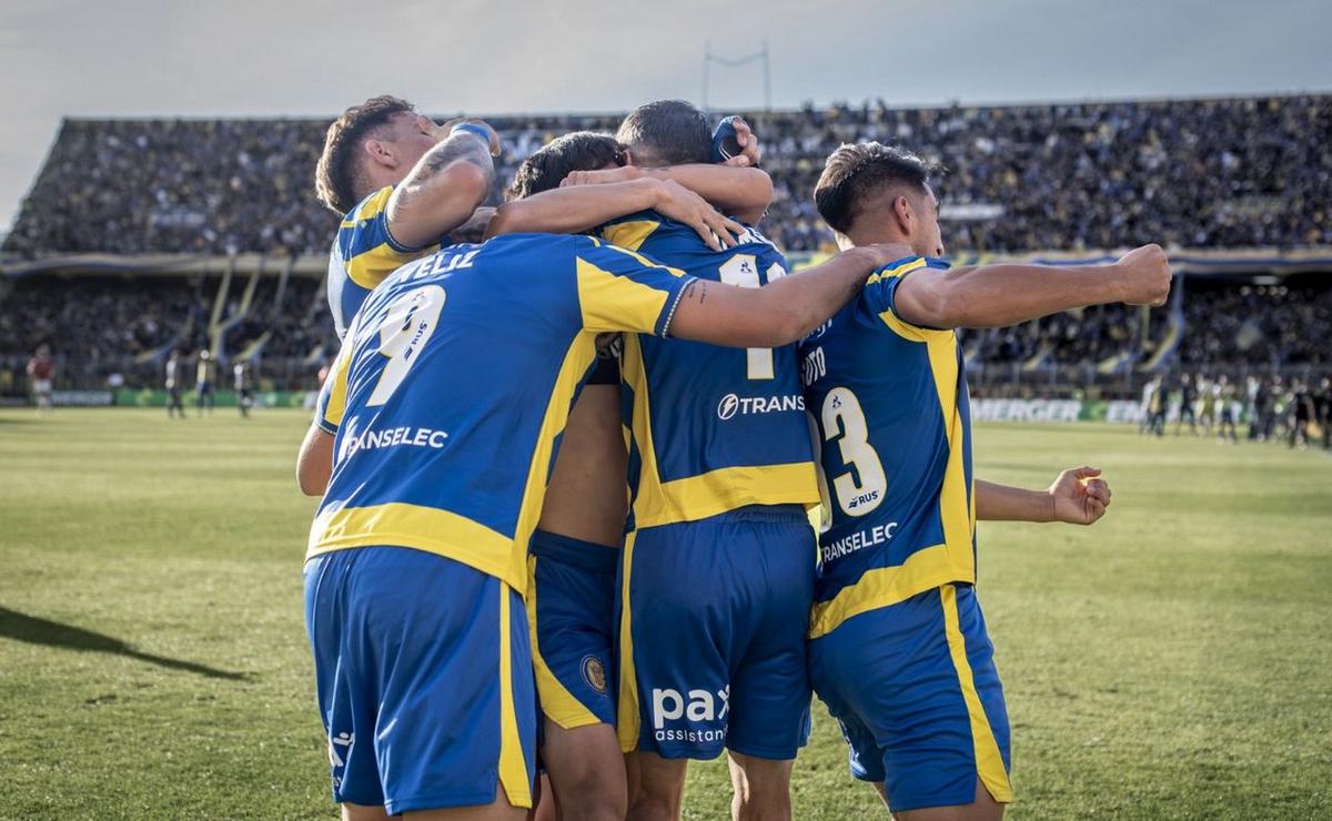 Festejo de gol de jugadores de Rosario Central.