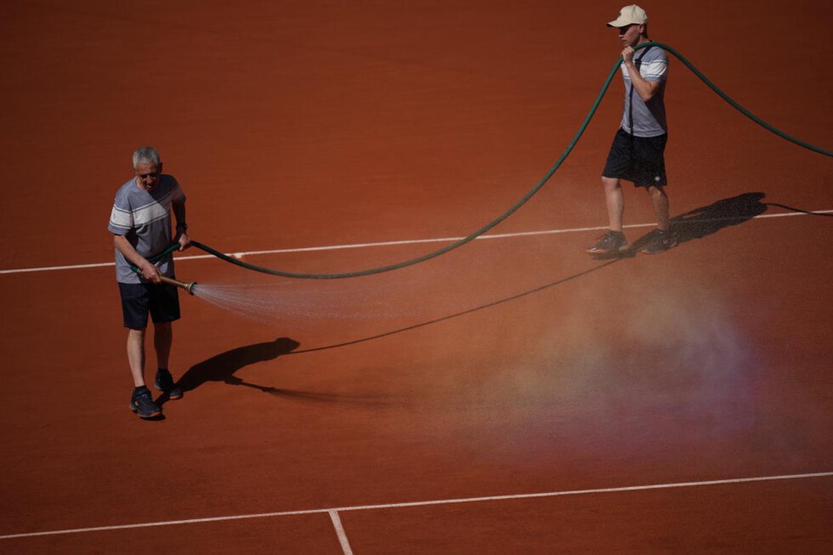 Jardineros de Roland Garros empapan las canchas de arcilla con agua y sal por ola de calor