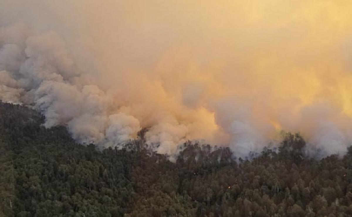 FOTO: Sigue activo el incendio en el sur del Parque Nacional Nahuel Huapi.