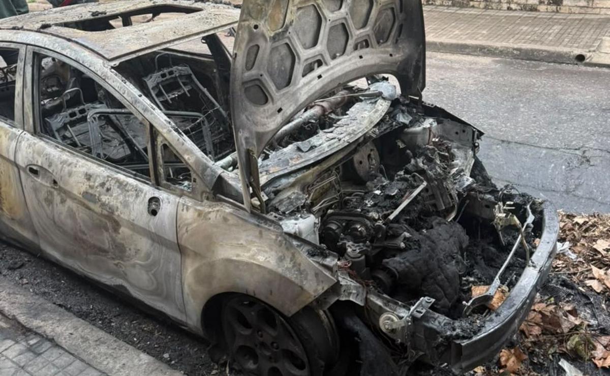 Incendiaron un auto en barrio Azcuénaga.