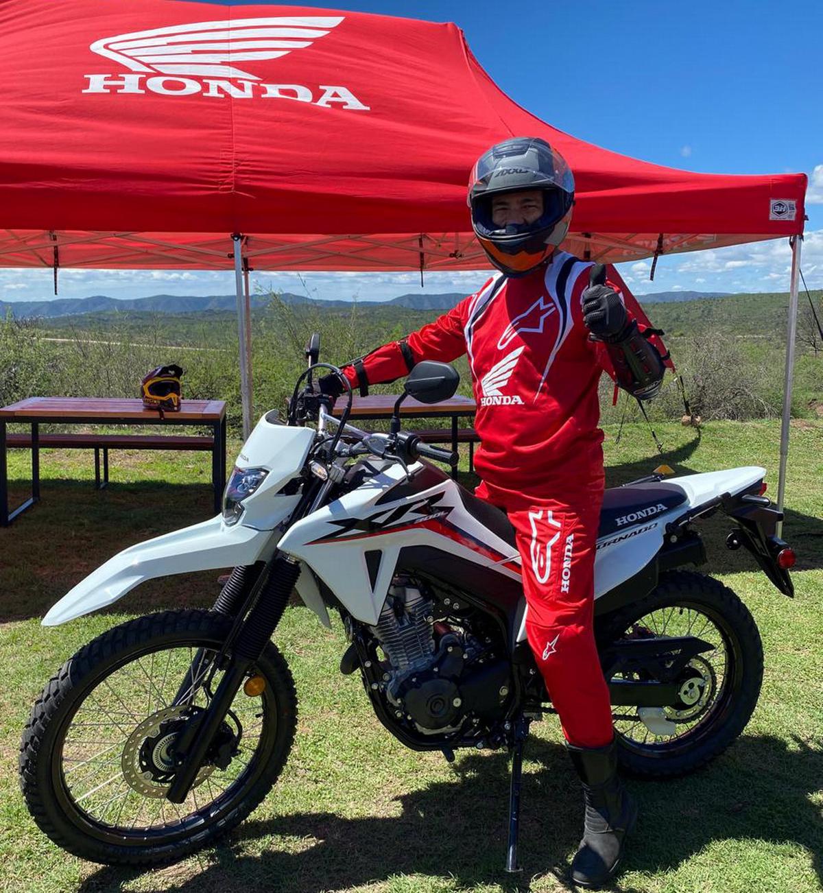 FOTO: Cadena3 en el arribo de la Honda Tornado XR300L