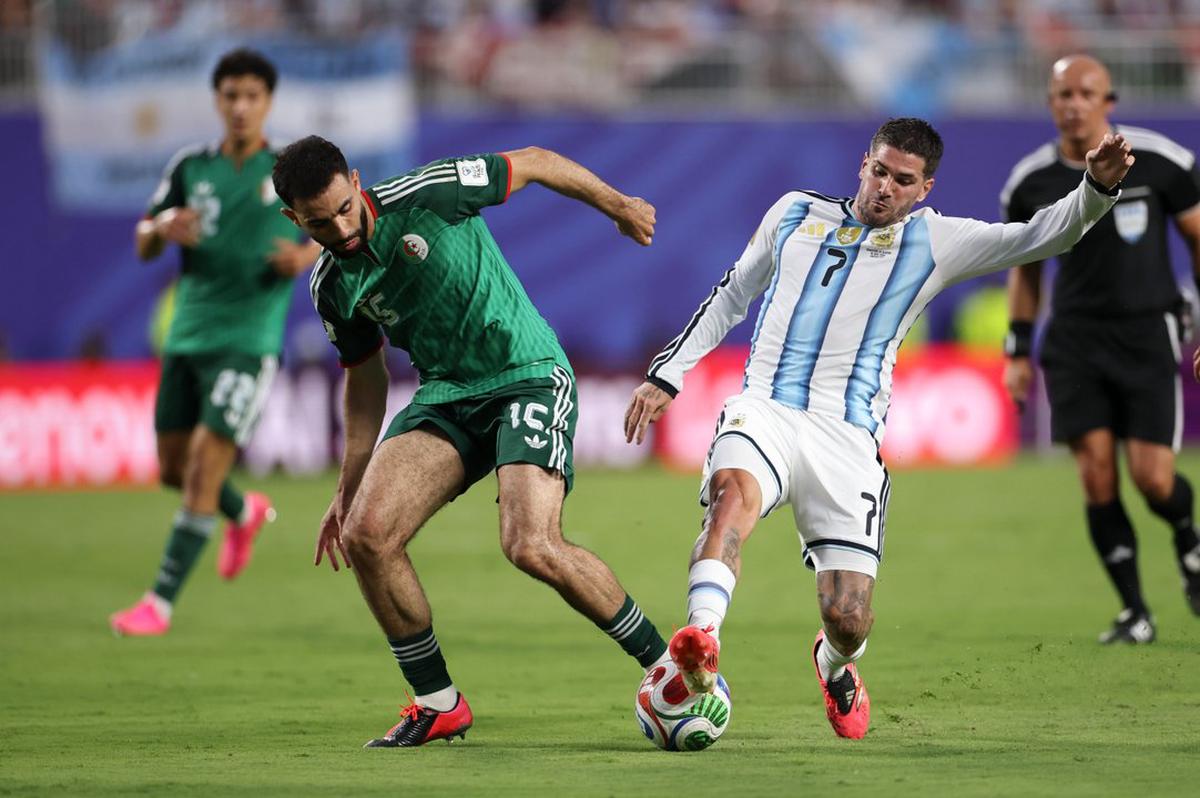 Rodrigo De Paul frente a Argelia.