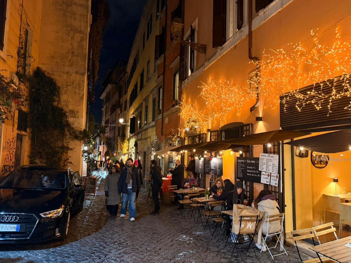 Trastevere de noche: la magia bohemia de Roma.